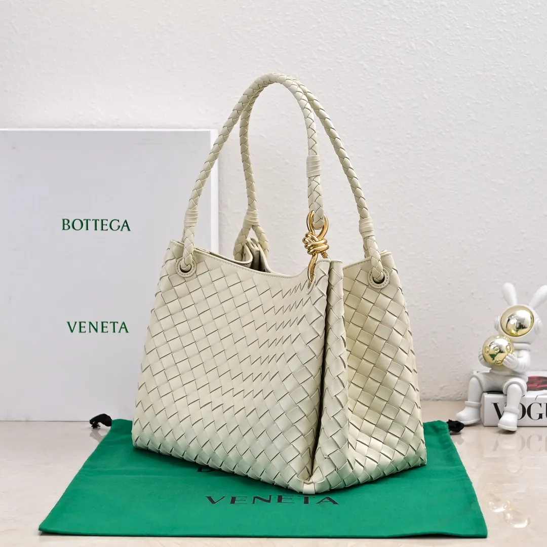 Batch 2660 24 early autumn new model Andiamo Parachute is made of a whole piece of woven leather and is processed with folding stitching at the four corners # Craftsmanship and creativity. Large size is atmospheric and practical. One of the must-selects for BV. Large space, can hold a computer, thick shoulder strap, very comfortable on the shoulder. Large parachute upper body real photo can be carried on the back. The upper body is versatile and cute☺️ Style number: 6571 Size: 30*26*20cm